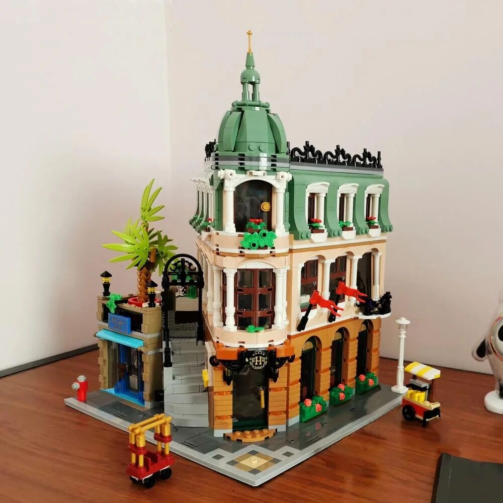 Disney Boutique Hotel: Miniso Creative Expert 10297 Building Blocks - Image 3