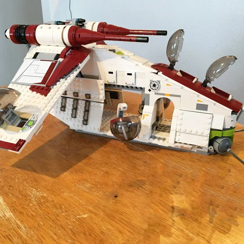 Miniso Disney Star Wars Plan Republic Dropship Gunship Building Blocks Set: 1228 PCS - Image 2